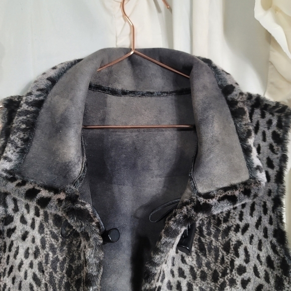 Tasha Polizzi Reversible Faux Fur Vest Large Faux Suede Bone Button Closure - Picture 10 of 11